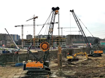 Bauer duty-cycle cranes serve as base carriers for our diaphragm wall grabs, trench cutters, leaders or for soil compaction. 