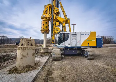 Pile drilling with a BAUER BG 33 H drilling rig for a new highway bridge in Sumperka, Czech Republicohrung mit einem BAUER BG 33 H Drehbohrgerät für eine neue Autobahnbrücke im tschechischen Sumperka